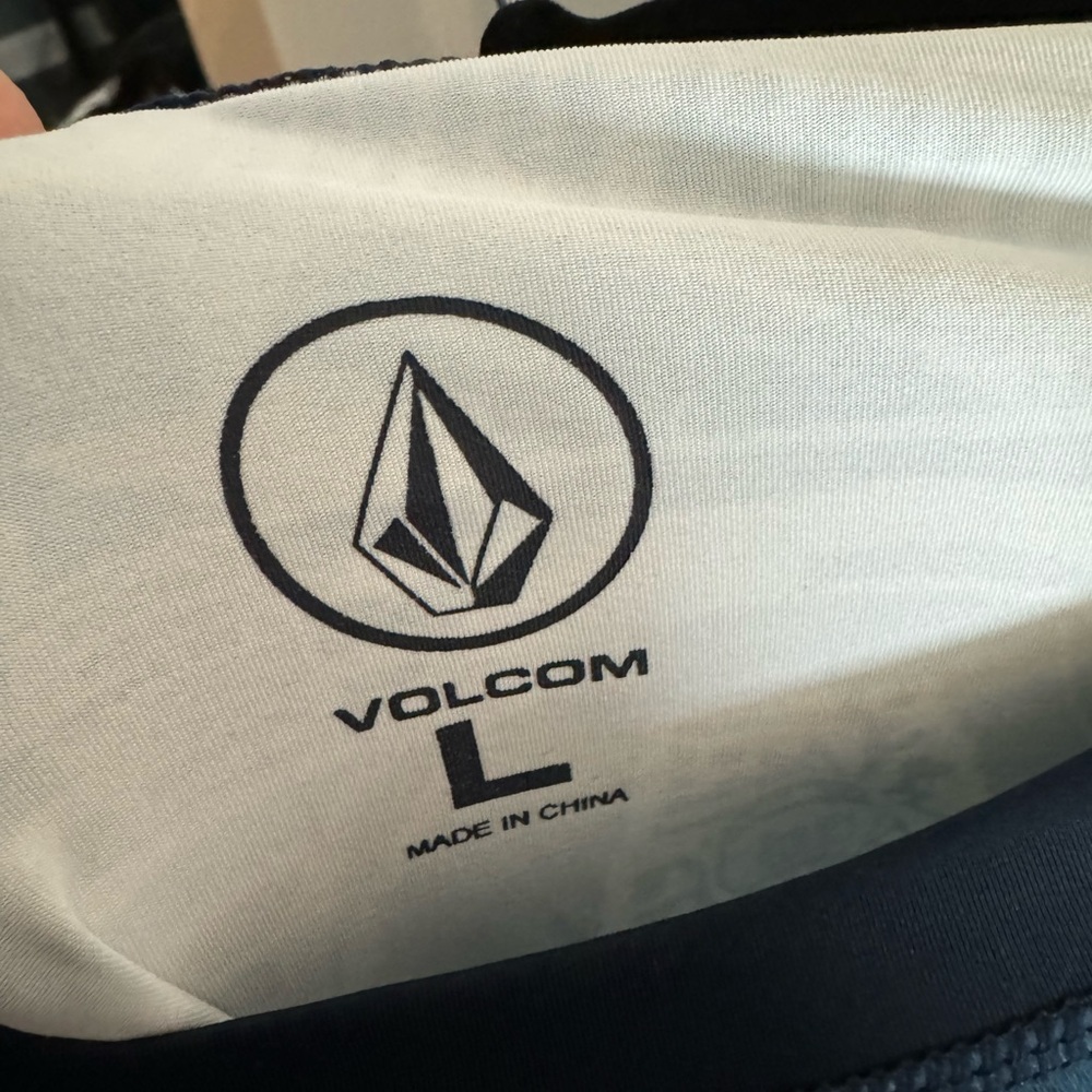 Volcom Rash Guard Wms L Excellent Condition - Picture 6 of 6